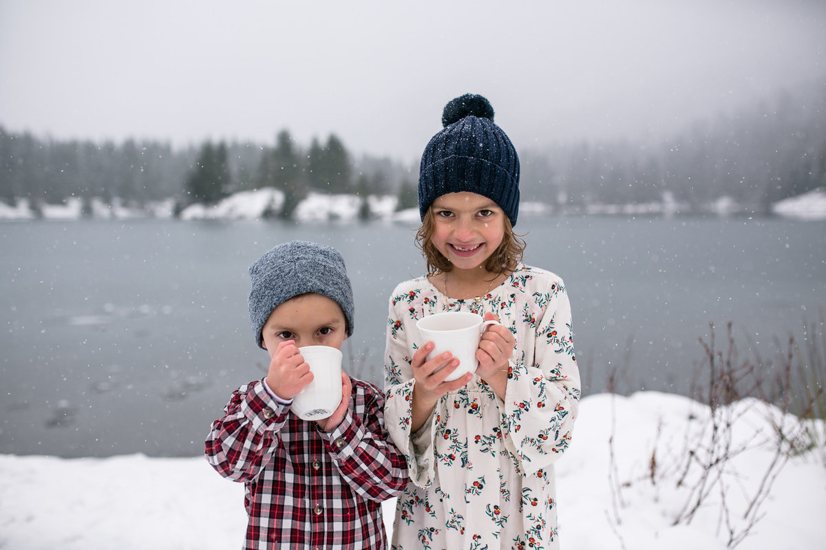 winter-family-portraits-Gold-Creek-Pond-006