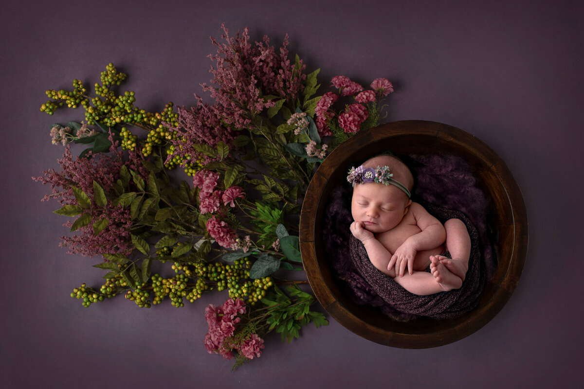 Cute newborn photography in a flower background by Laura King