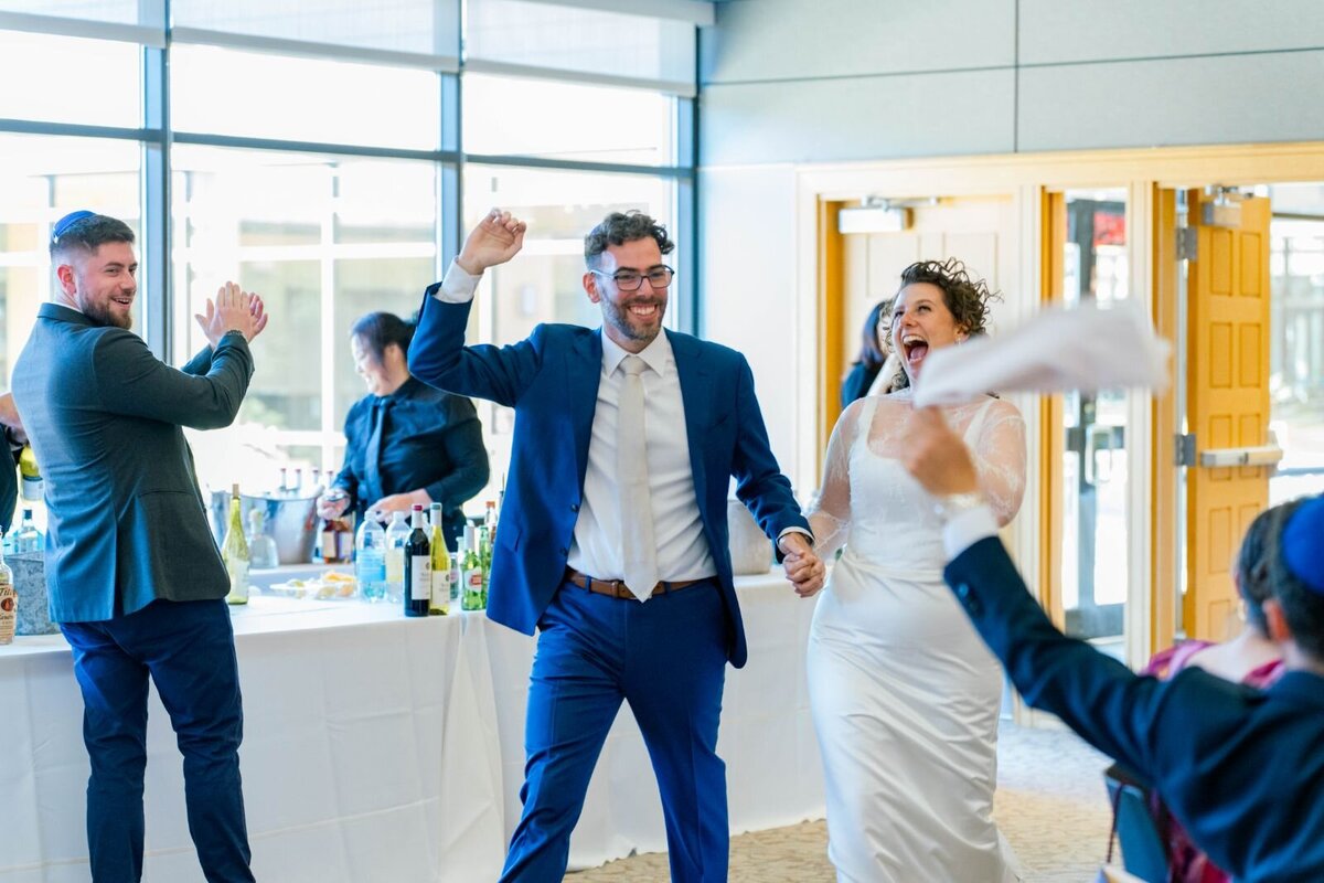 Eliana-Melmed-Photography-Chicago-LosAngeles-Jewish-WeddingPhotography-ShulaNoah-Simcha-Dancing-00177