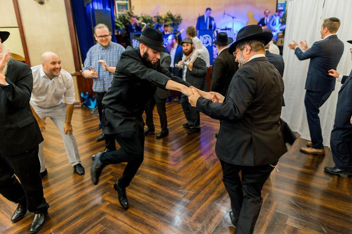 Eliana-Melmed-Photography-Chicago-LosAngeles-Jewish-WeddingPhotographer-CarmiKalman-MensDancing-00104