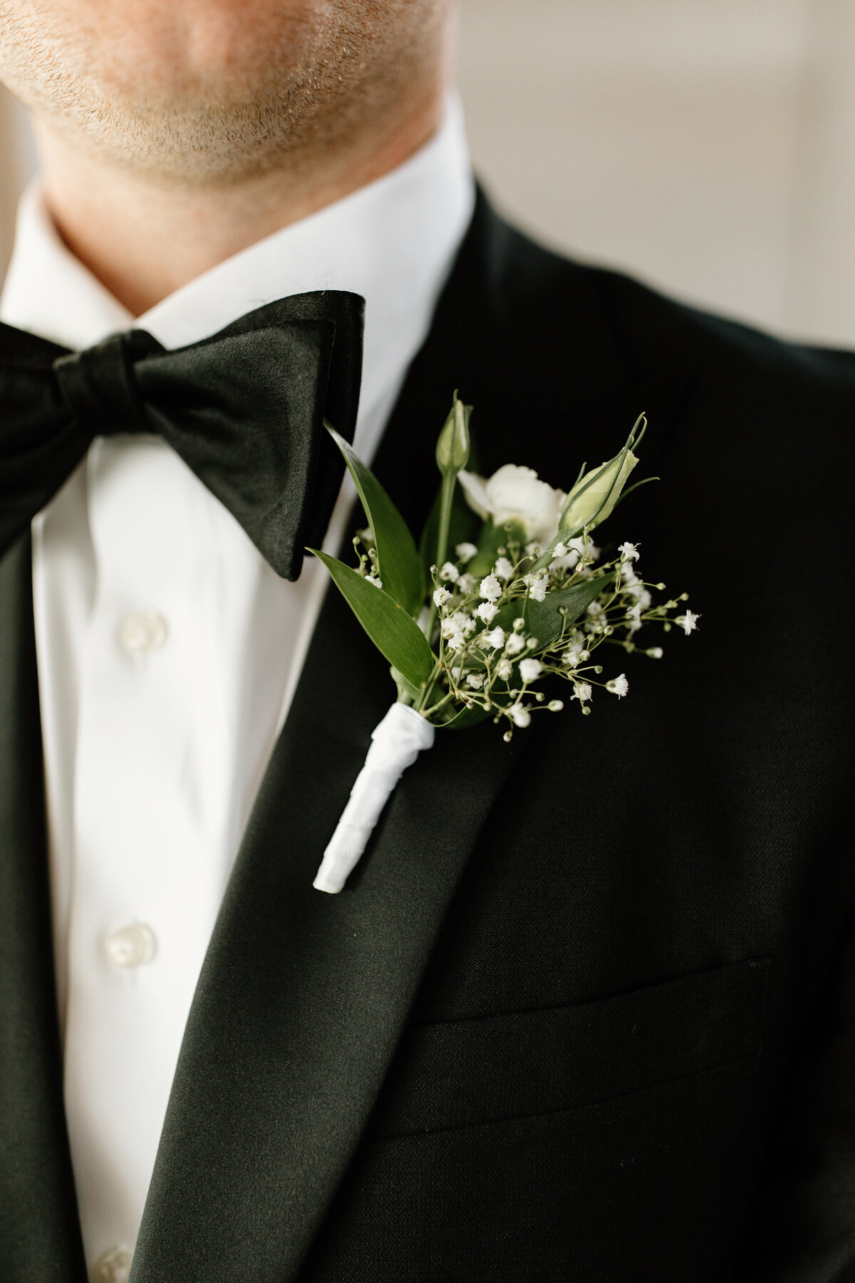 Grooms elegant and simple boutonniere design