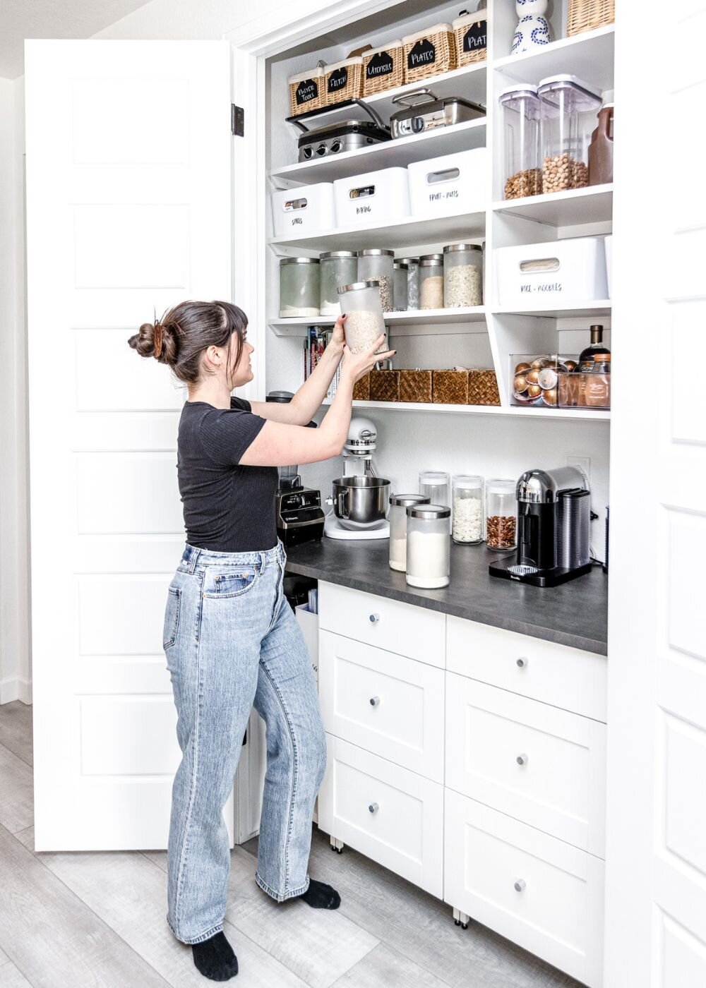 custom-pantry-white-organized-brilliantista (7)