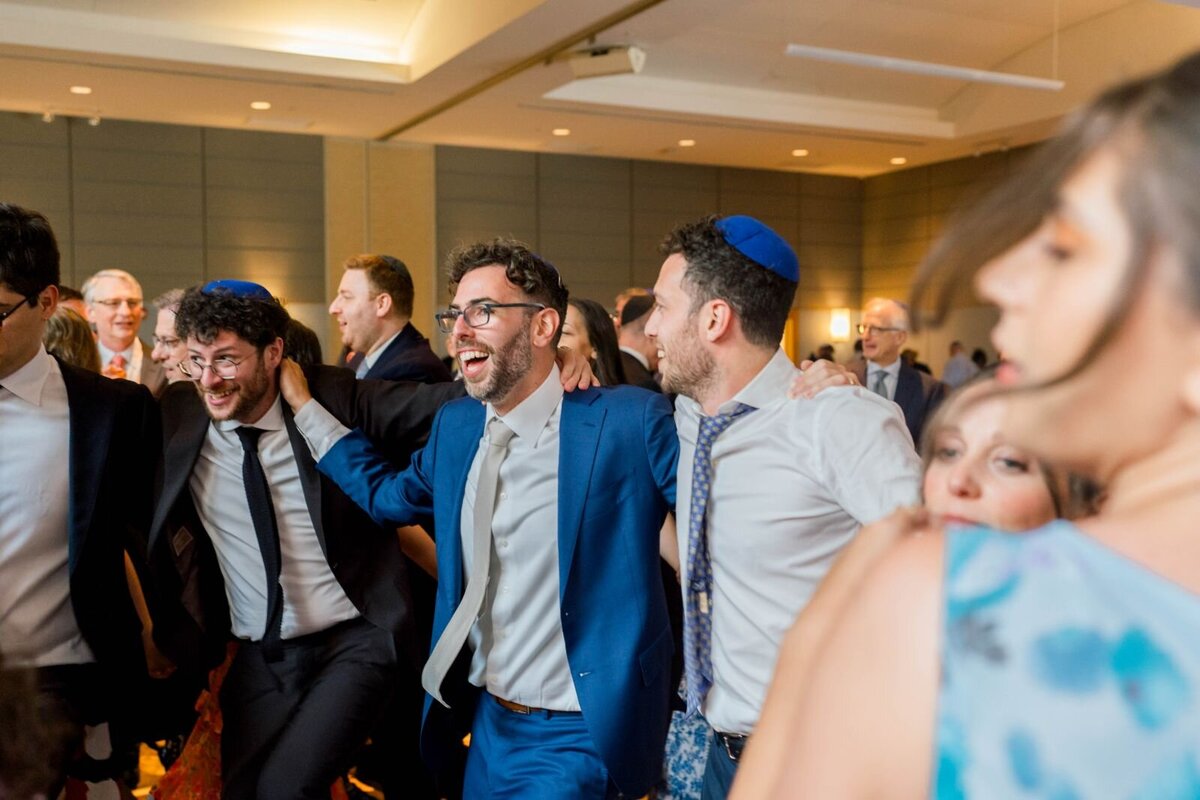 Eliana-Melmed-Photography-Chicago-LosAngeles-Jewish-WeddingPhotography-ShulaNoah-Simcha-Dancing-00140