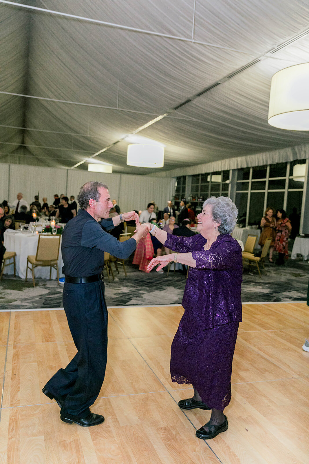 Eliana-Melmed-Photography-Chicago-LosAngeles-Jewish-WeddingPhotography-SimchaDancing-00003