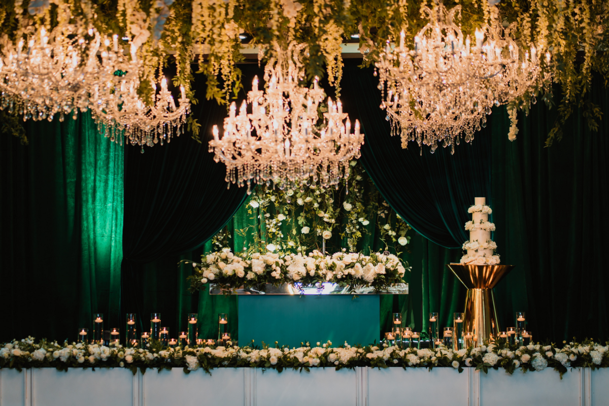 emerald-green-gold-luxury-reception-greenery-chandeliers-sweetheart-table-cake