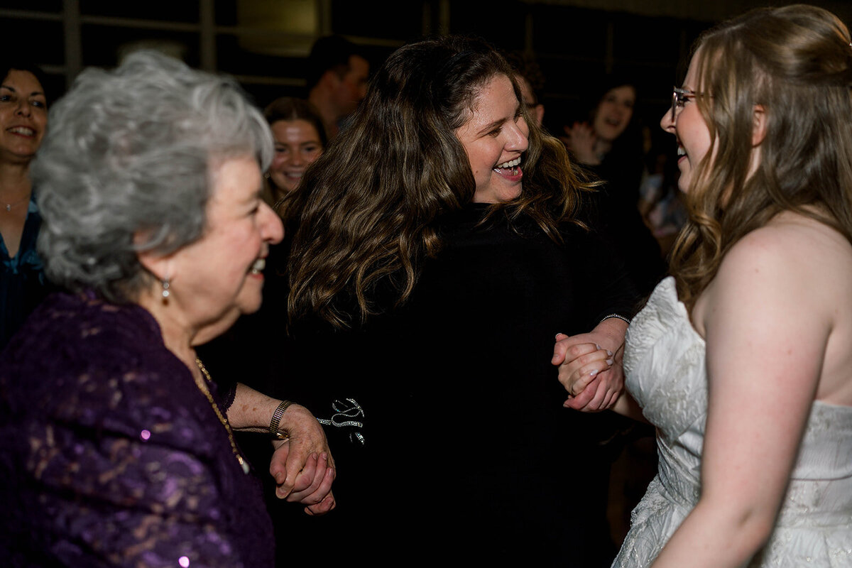 Eliana-Melmed-Photography-Chicago-LosAngeles-Jewish-WeddingPhotography-SimchaDancing-00140