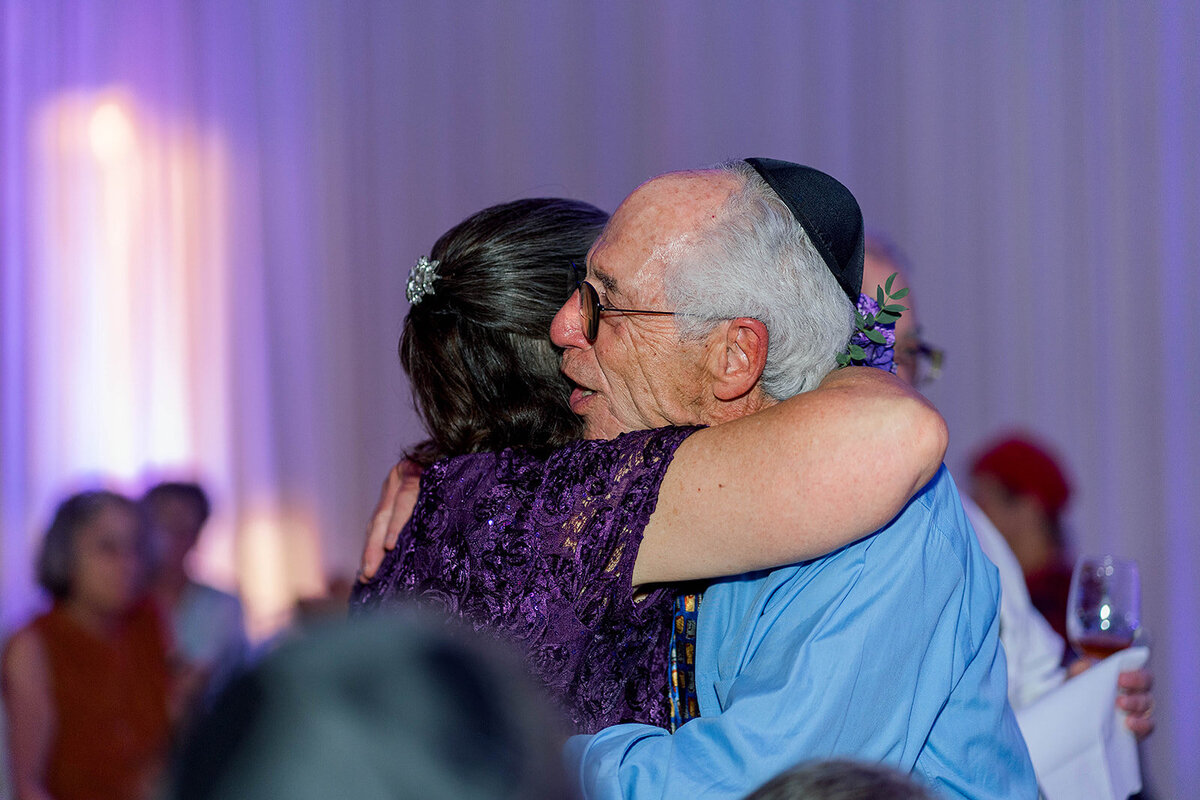 Eliana-Melmed-Photography-Chicago-LosAngeles-Jewish-WeddingPhotography-ElianaSklar-DanceFloor-00053