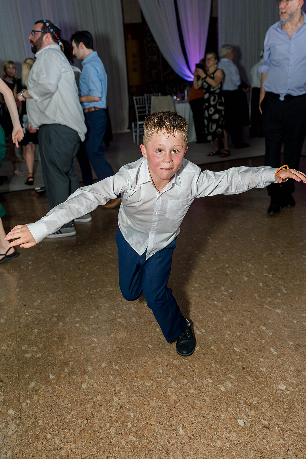 Eliana-Melmed-Photography-Chicago-LosAngeles-Jewish-WeddingPhotography-ElianaSklar-DanceFloor-00342