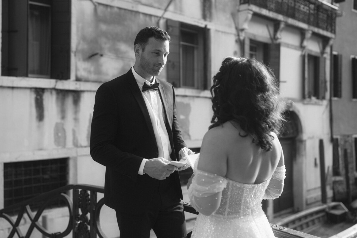 the_chaffins_international_destination_wedding_elopement_photographers_sammie_chaffin_micah_editorial_adventure_photos_travel_venice_italy_13