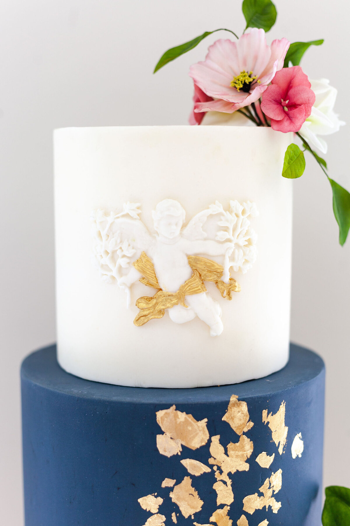 Luxury nature inspired wedding cake designer vanilla Spice Cake Studio Northamptonshire navy white gold leaf sugar flower design