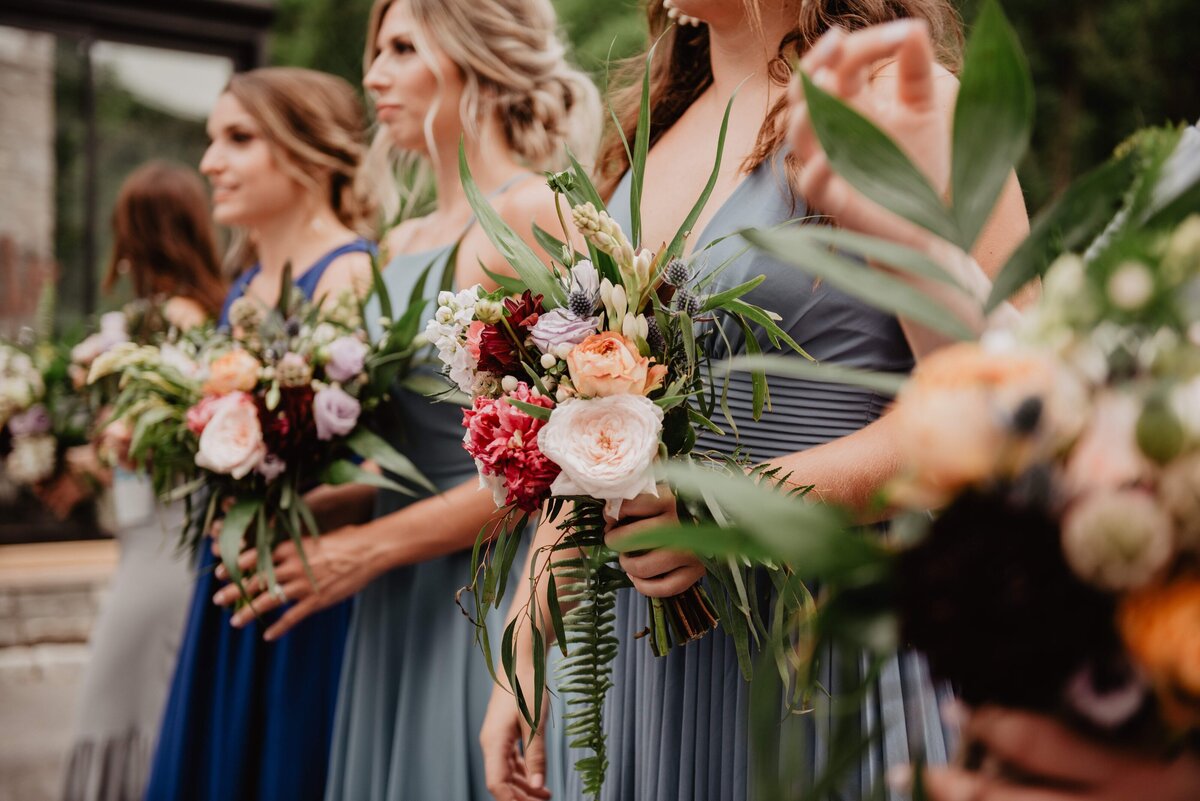 bridesmaids-holding-bouquets