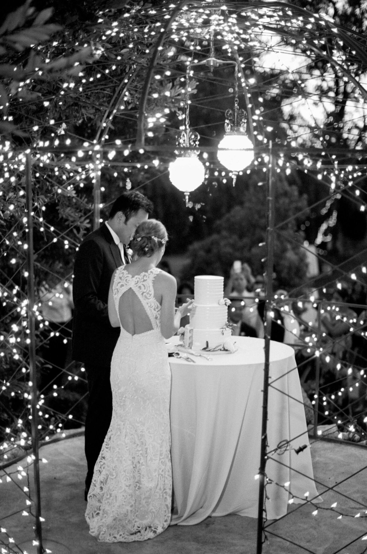 Sonoma Estate Photographer captures the afterparty with the bride and groom preparing to cut the wedding cake.