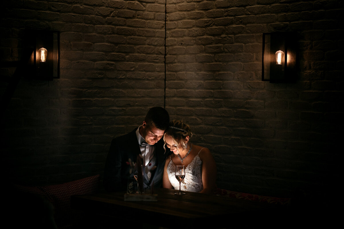 Brautpaar am Tisch Hochzeitsfotograf Murnau