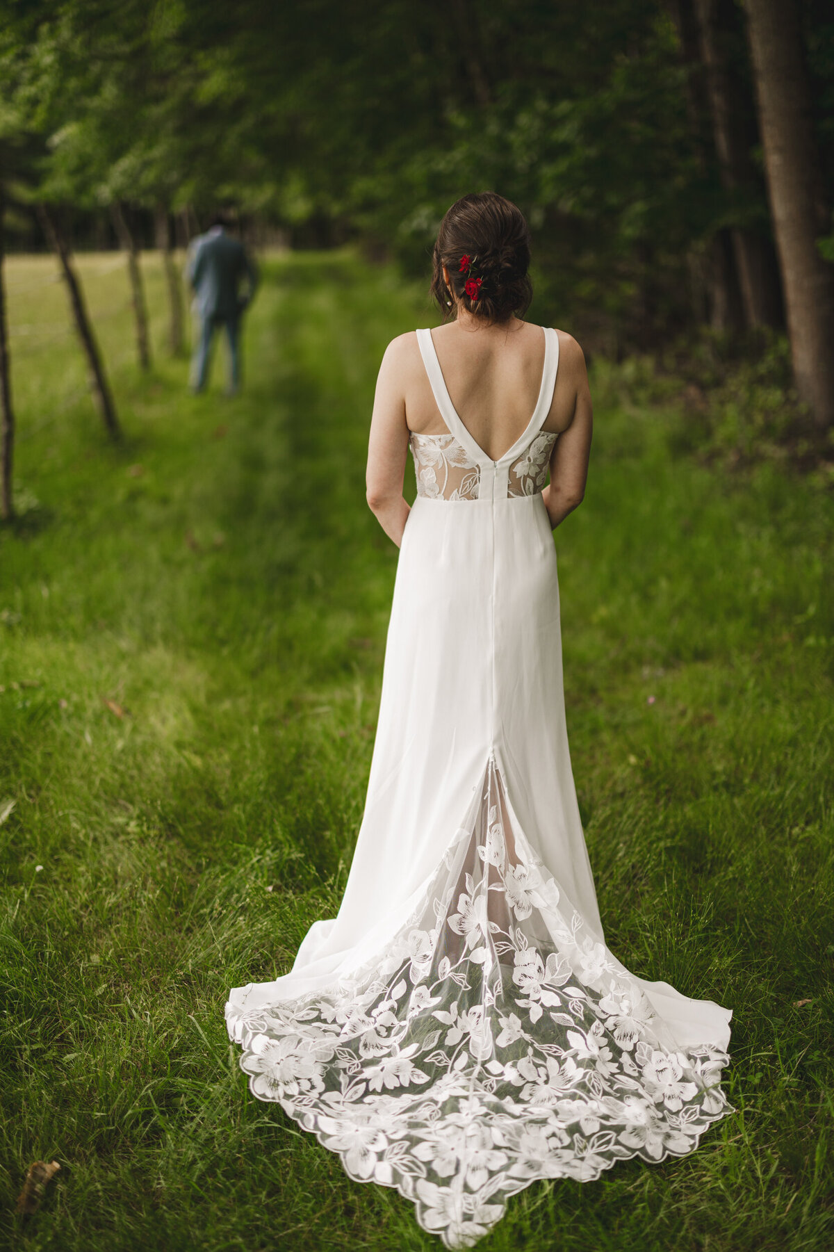 Witness the magic of this breathtaking moment at the Valley View Farm Wedding, skillfully captured by photographer Matthew Cavanaugh.