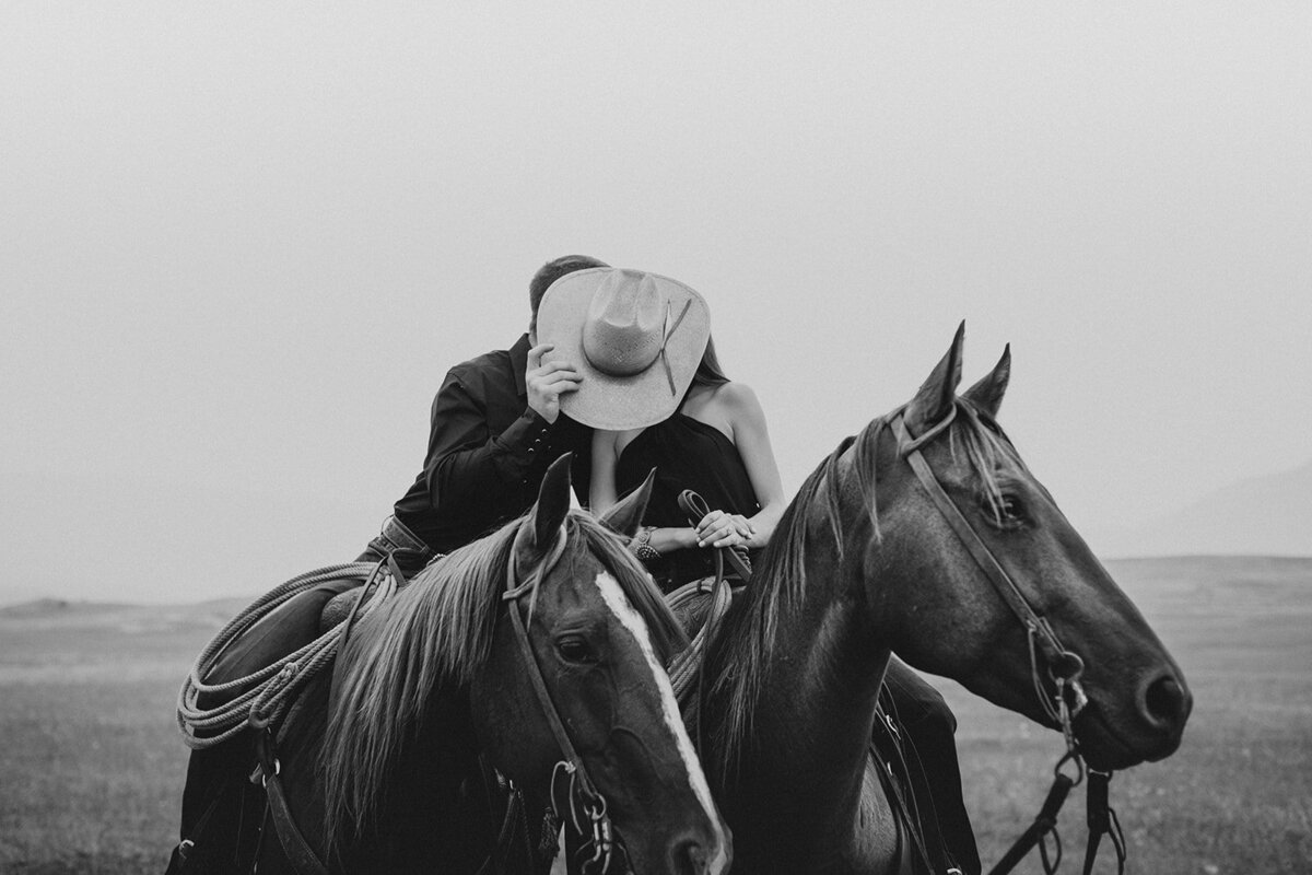 presley-gray-horseback-western-montana-engagement2254