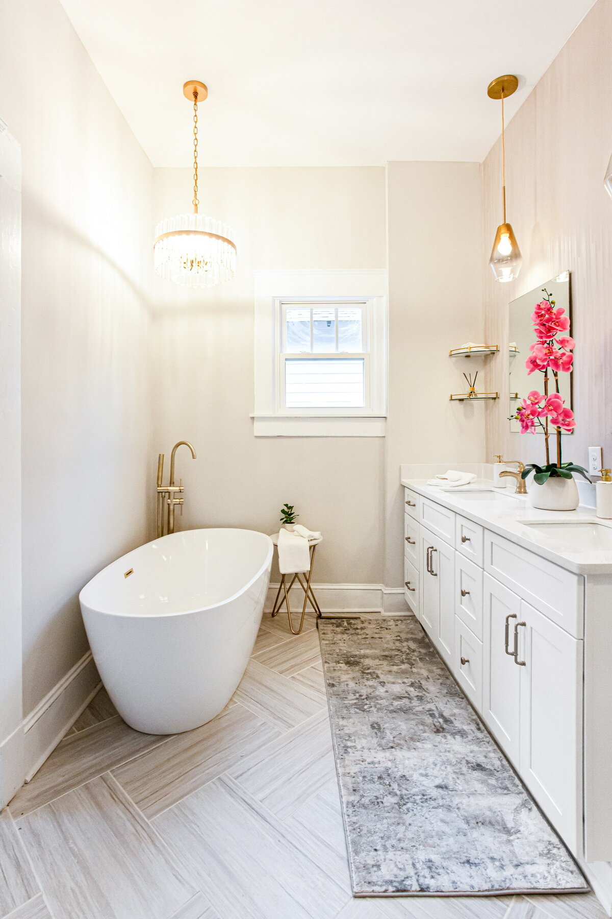 A good looking  bathroom with a bathtub