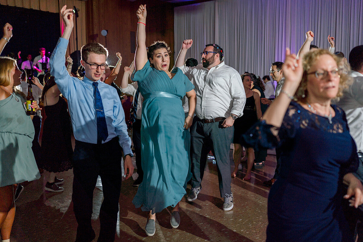 Eliana-Melmed-Photography-Chicago-LosAngeles-Jewish-WeddingPhotography-ElianaSklar-DanceFloor-00366