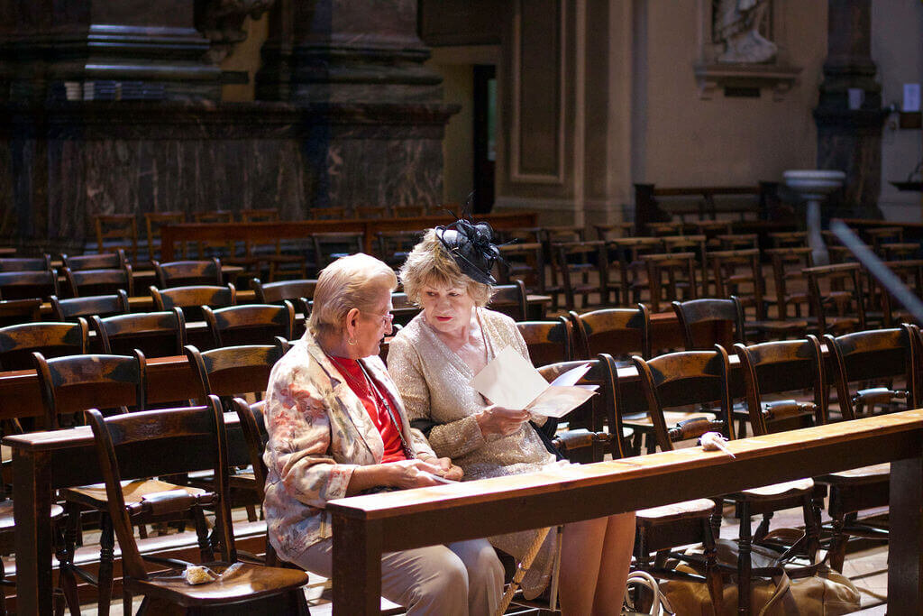 Mother of bride and aunty chatting at Brompton Oratory wedding
