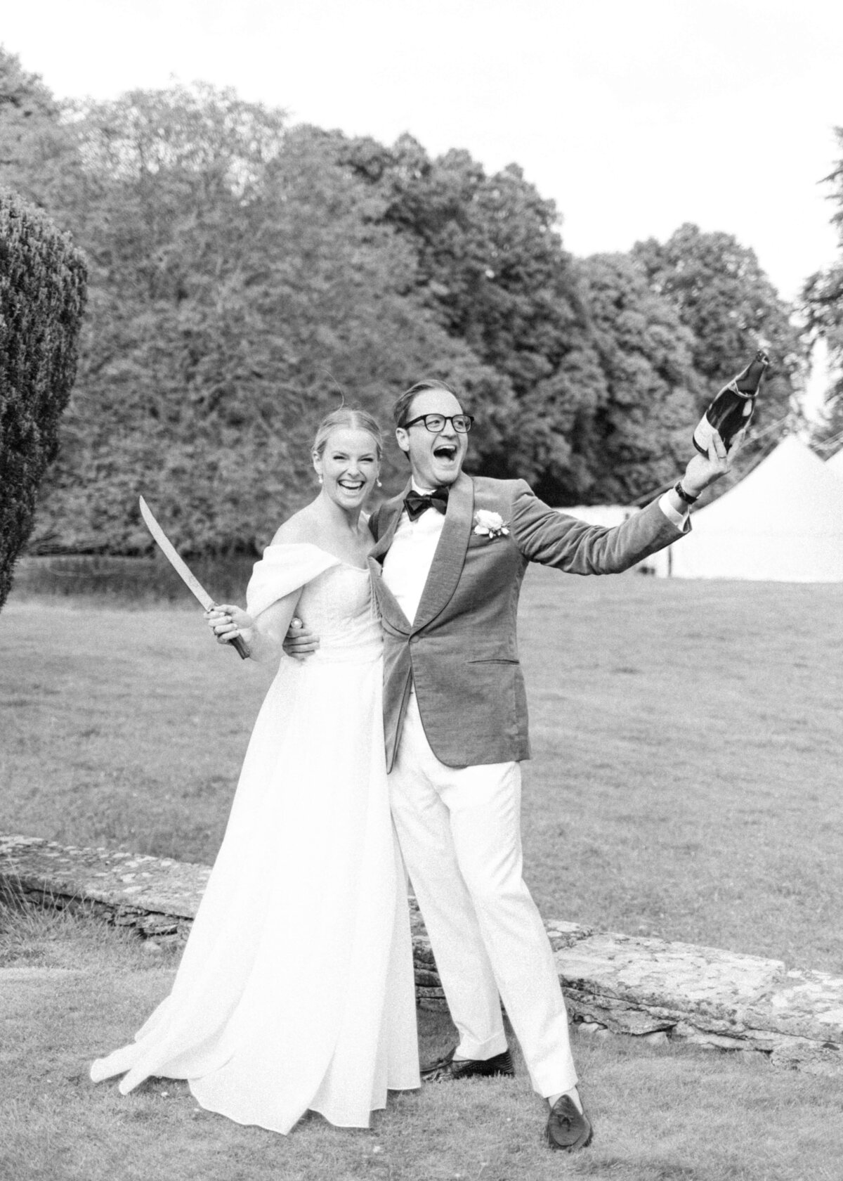 chloe-winstanley-weddings-cotswolds-cornwell-manor-champagne-sabre-black-white