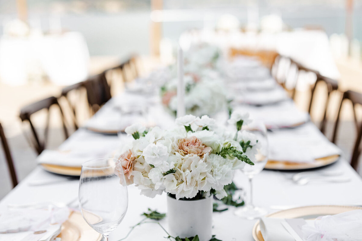 Wedding table with gold chargers and lush flowers