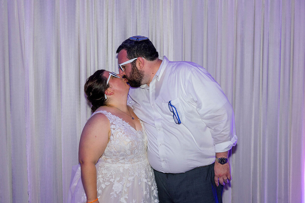 Eliana-Melmed-Photography-Chicago-LosAngeles-Jewish-WeddingPhotography-ElianaSklar-Sunglasses-00045