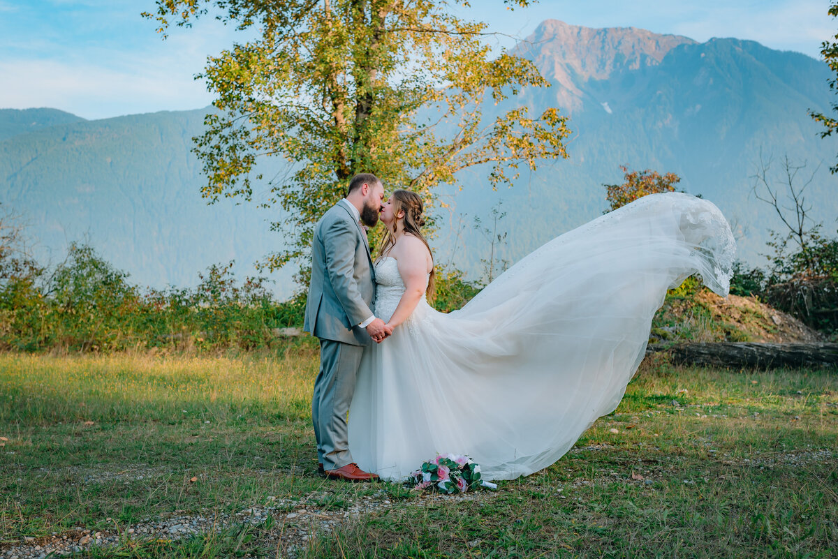 Wedding-couple-kiss-mountain-in-the-back