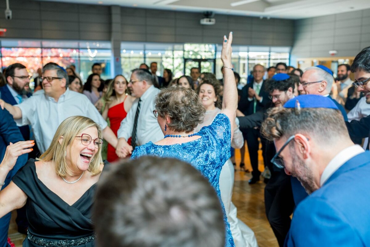 Eliana-Melmed-Photography-Chicago-LosAngeles-Jewish-WeddingPhotography-ShulaNoah-Simcha-Dancing-00116
