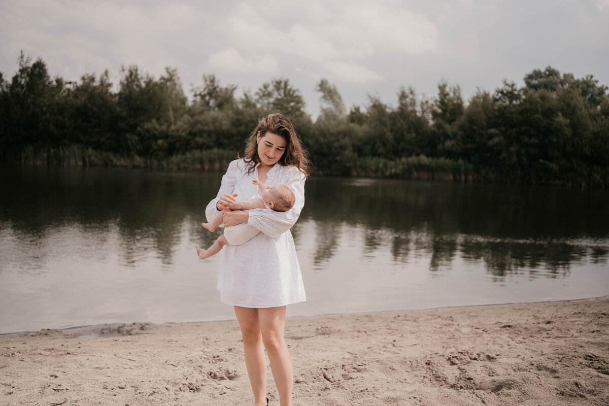 Newbornshoot door Leukfotografie in Amsterdam, Zaandam, Landsmeer, Oostzaan en Purmerend – zachte, liefdevolle babyfoto’s-110
