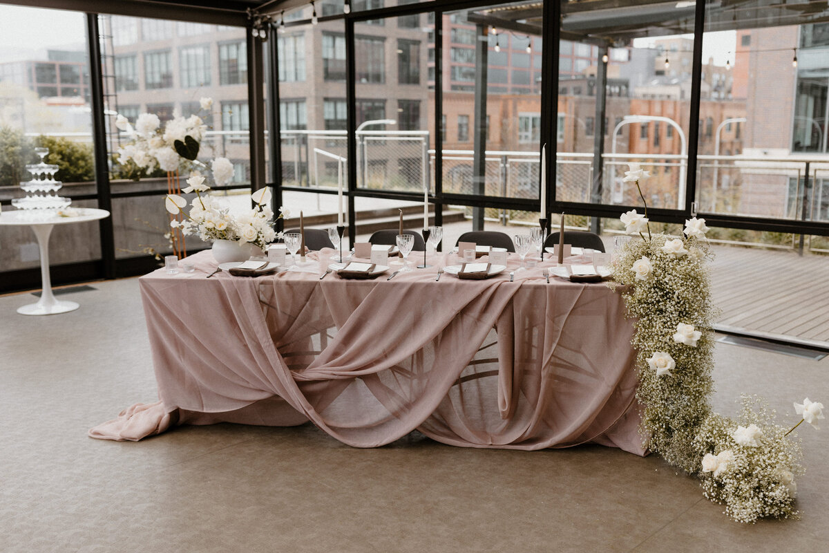 modern-chic-rooftop-wedding-at-Morgans-on-Fulton-Chicago-143