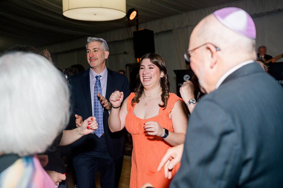 Eliana-Melmed-Photography-Chicago-LosAngeles-Jewish-WeddingPhotography-SimchaDancing-00152