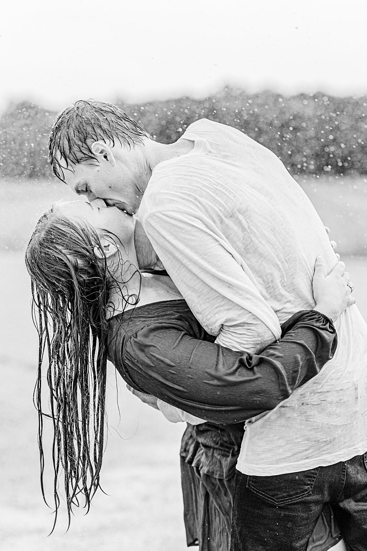guy-dip-kissing-girl-in-the-rain