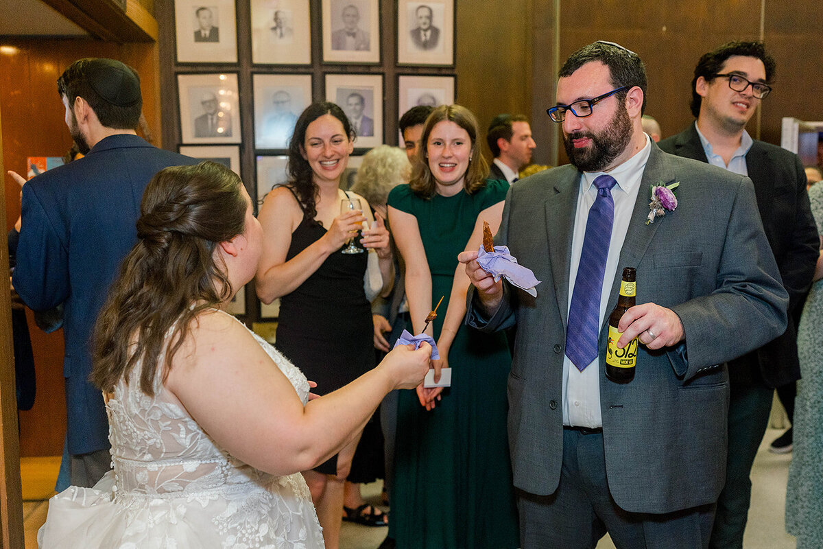Eliana-Melmed-Photography-Chicago-LosAngeles-Jewish-WeddingPhotography-ElianaSklar-CocktailHour-00060