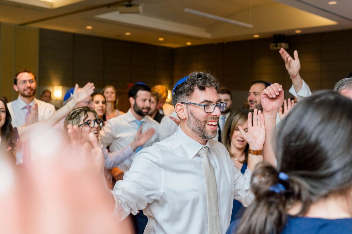 Eliana-Melmed-Photography-Chicago-LosAngeles-Jewish-WeddingPhotography-ShulaNoah-Simcha-Dancing-00070