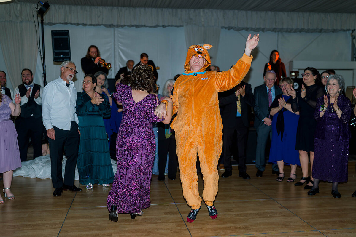 Eliana-Melmed-Photography-Chicago-LosAngeles-Jewish-WeddingPhotography-SimchaDancing-00062