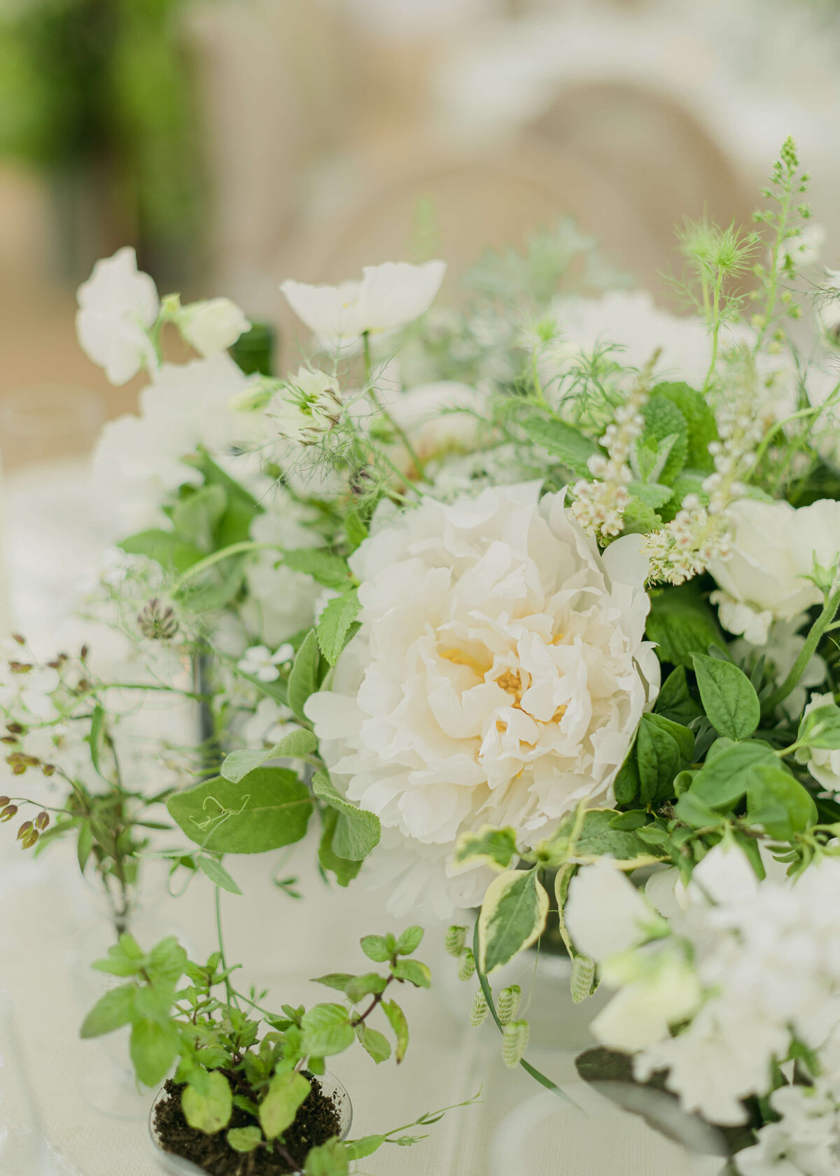 chloe-winstanley-weddings-cotswolds-cornwell-manor-cream-green-florals-tablescape