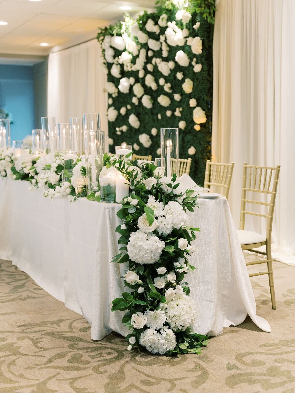 White-floral-blooms-on-head-table-at-rockford-country-club-wedding