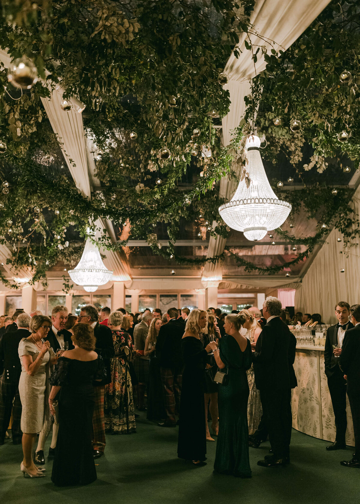 chloe-winstanley-wedding-oxford-gsp-drinks-reception-guests-bar