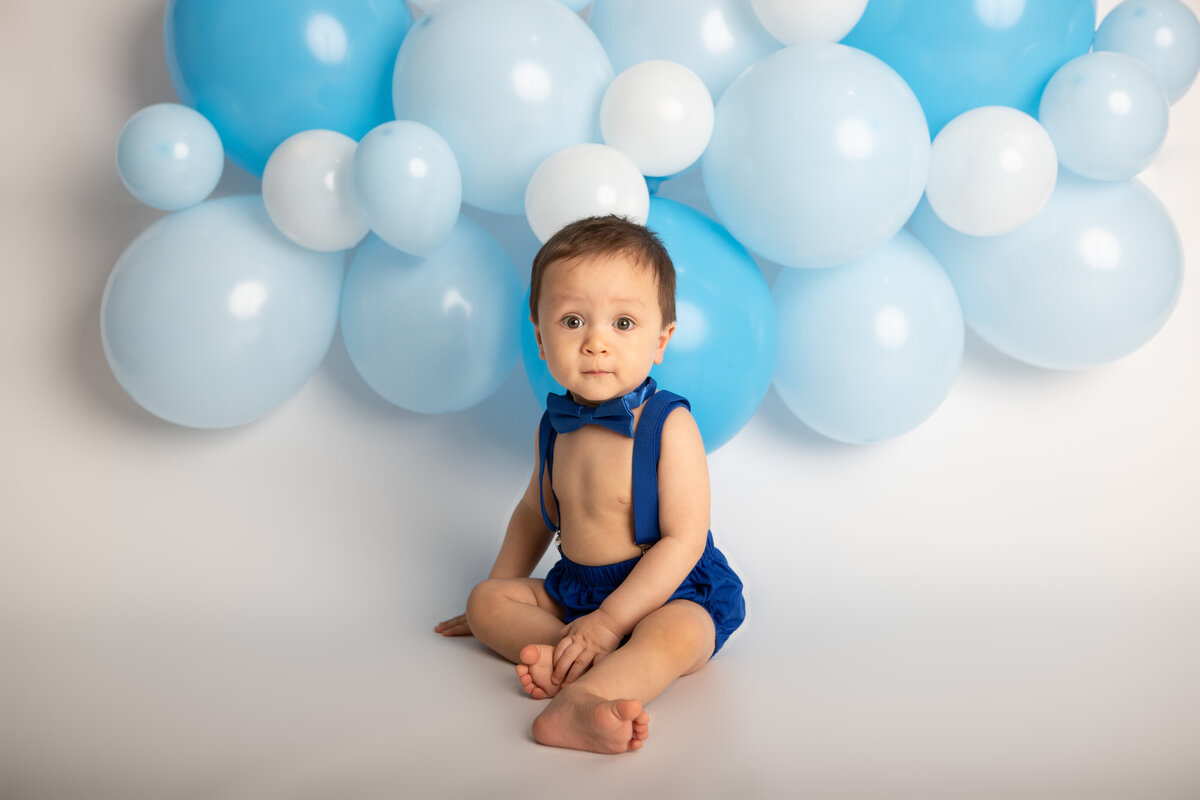 Birthday baby boy with a blue balloon garland