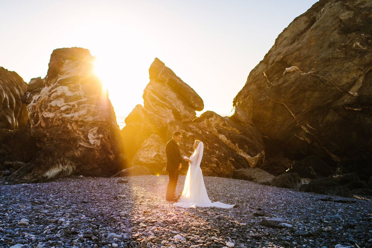 couple elopes among rocks