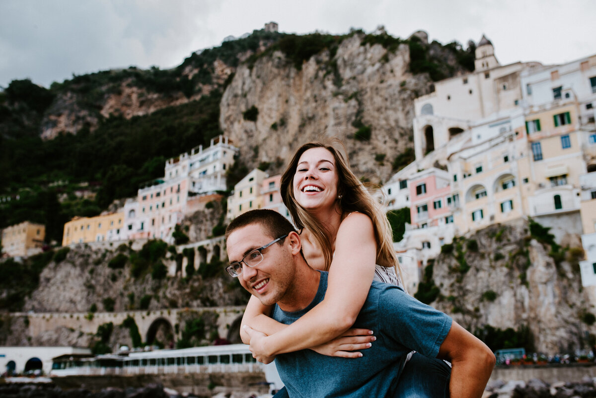 Couple on honeymoon in Amalfi Coast