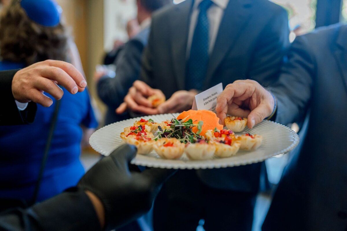 Eliana-Melmed-Photography-Chicago-LosAngeles-Jewish-WeddingPhotography-ShulaNoah-CocktailHour-00072