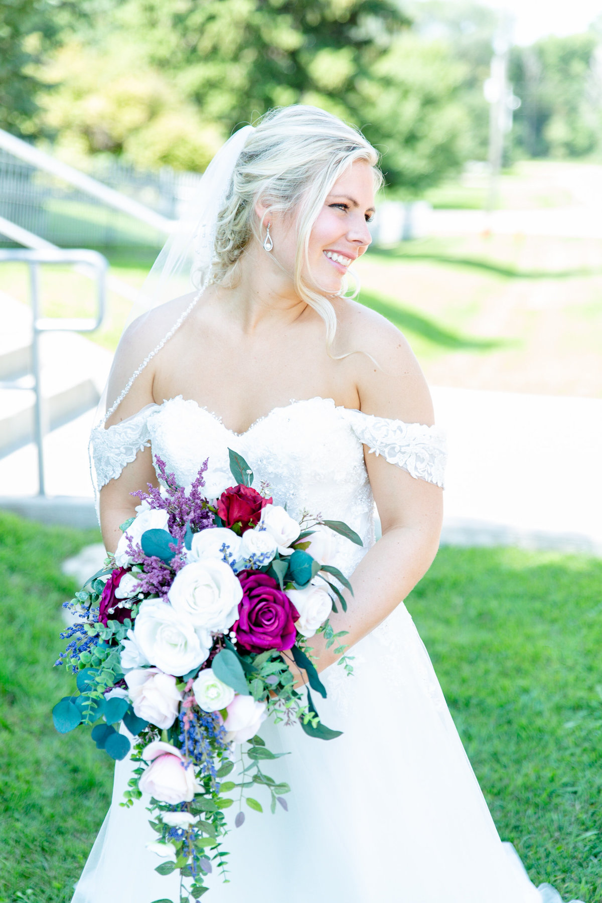Beautiful bride with her bouquet of roses on her wedding day
