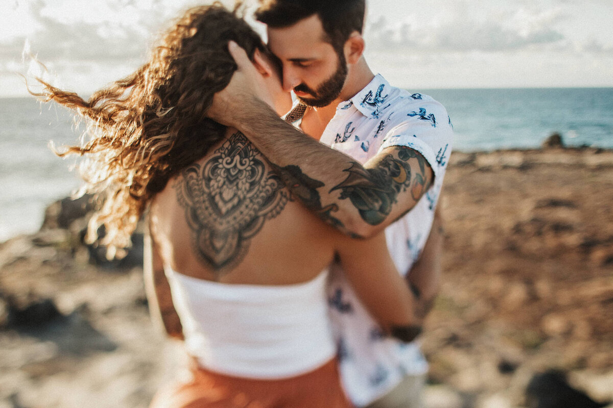 Romantic photoshoot in Maui on the beach and cliffside
