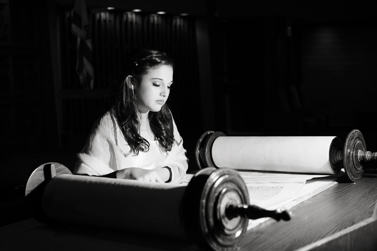 torah-reading-black-and-white-torat-el-nj