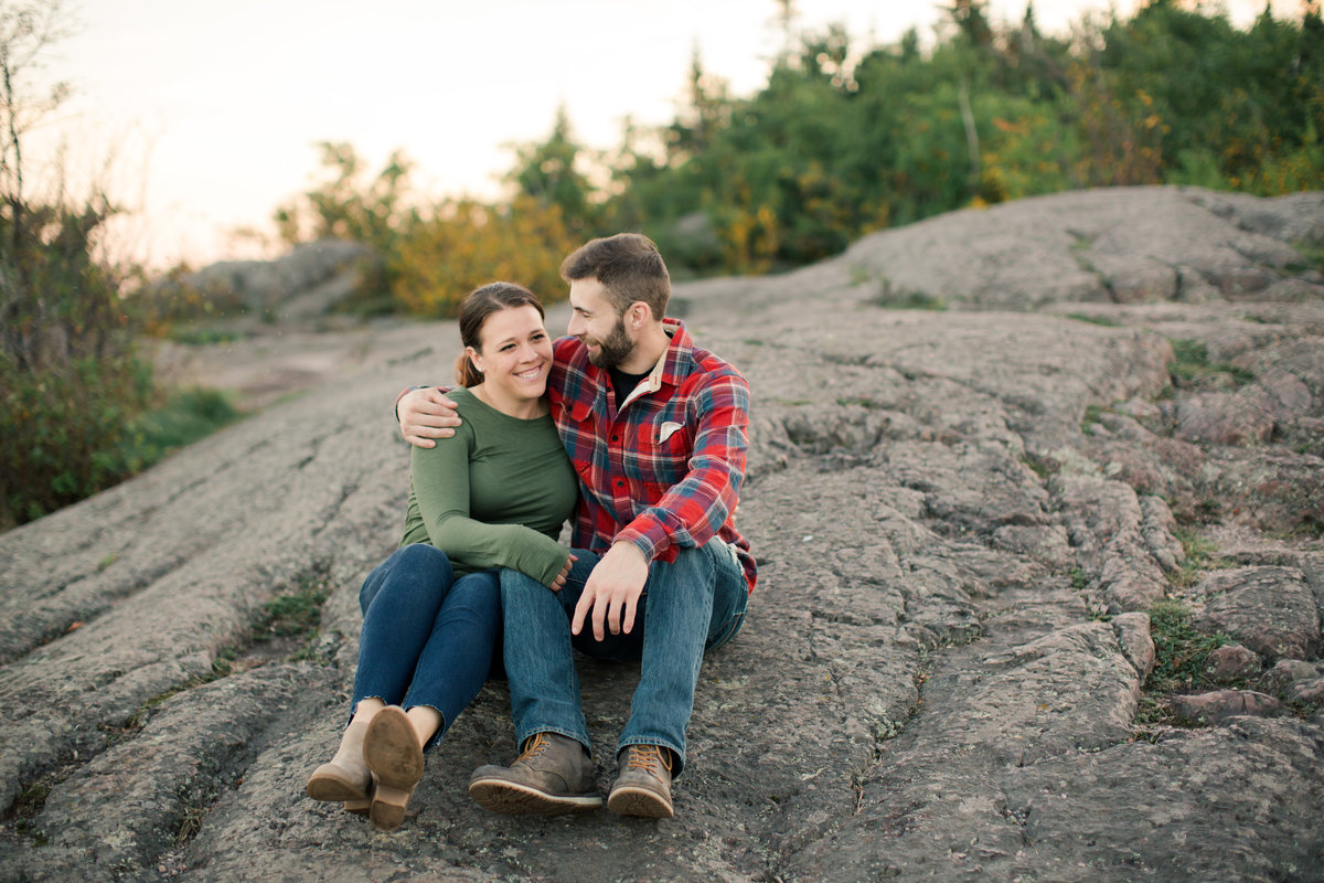 couple sits on granite bluff on palisade head