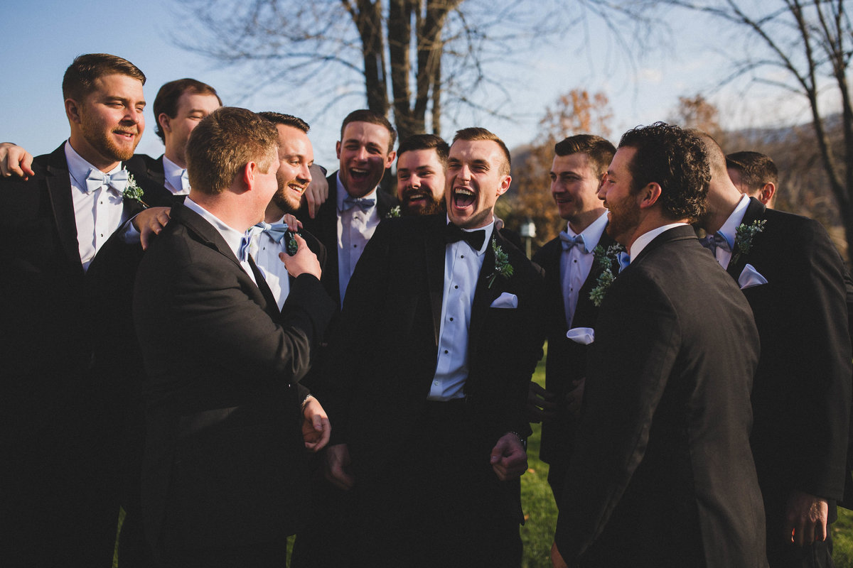 groomsmen-laugh-winter-wedding