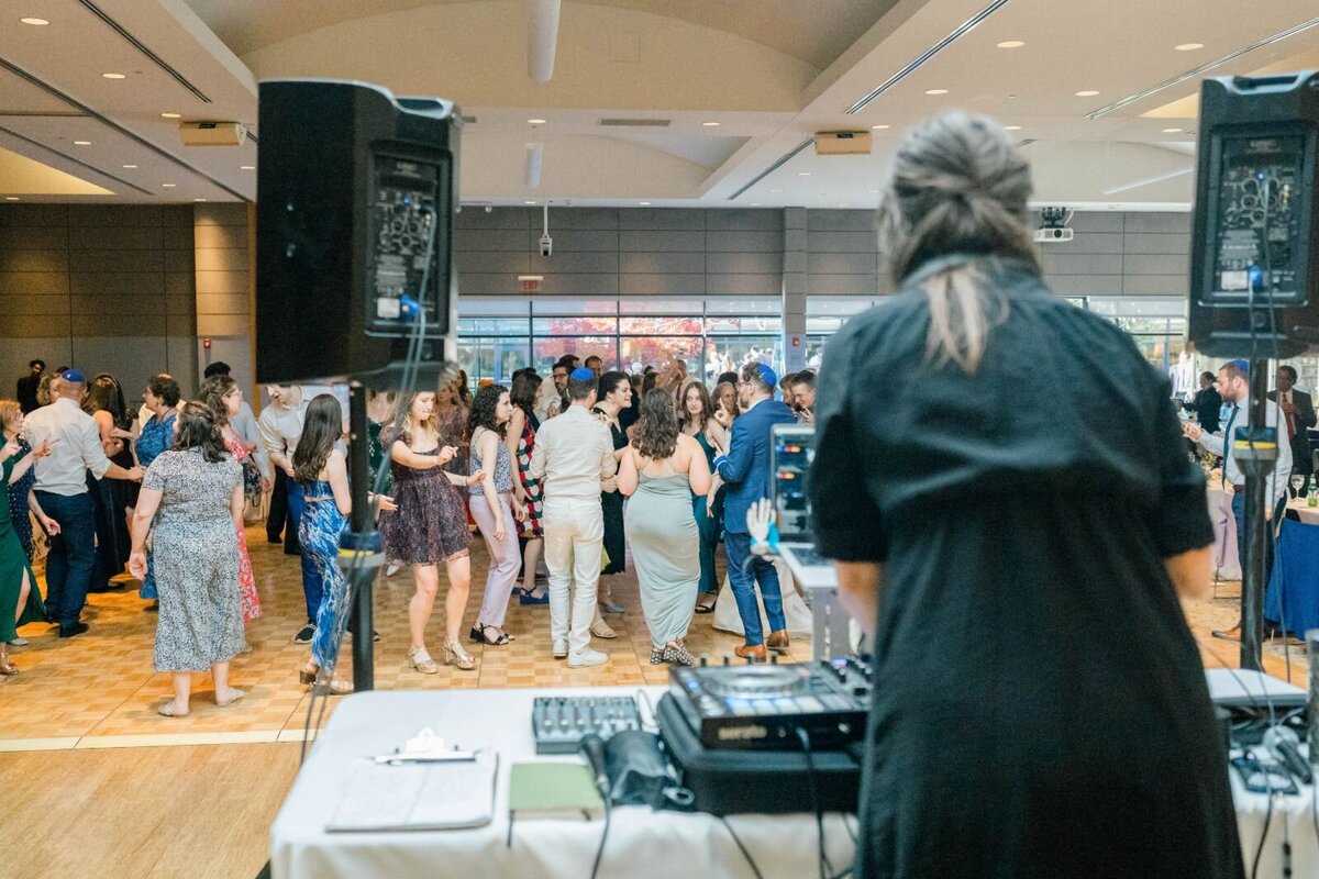 processed_ElianaMelmedPhotography_JewishWeddingPhotographer_ShulaNoah_Dancing-158