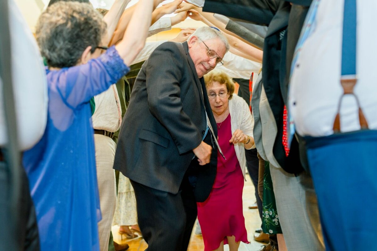 Eliana-Melmed-Photography-Chicago-LosAngeles-Jewish-WeddingPhotography-ShulaNoah-Simcha-Dancing-00012