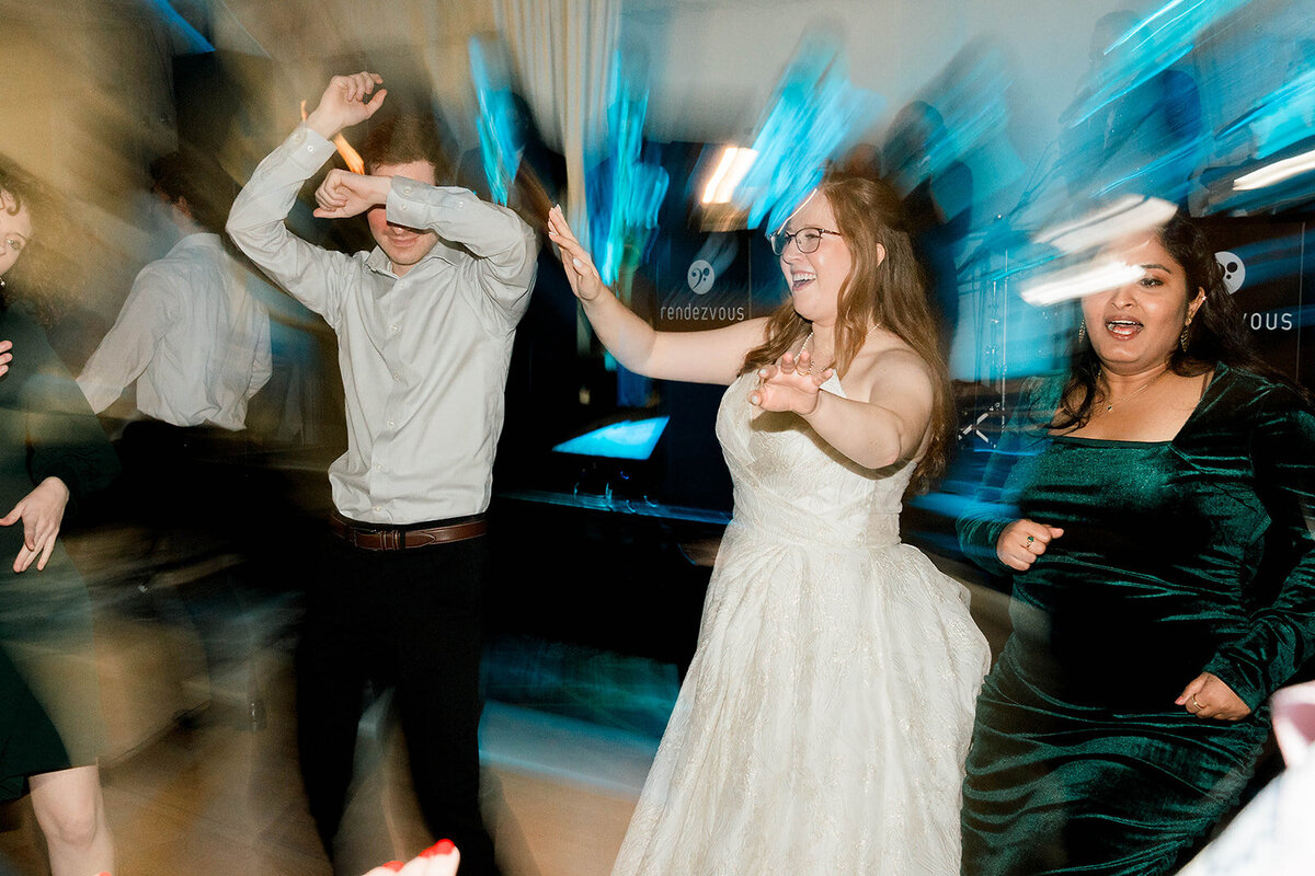 Eliana-Melmed-Photography-Chicago-LosAngeles-Jewish-WeddingPhotography-Dancefloor-00095