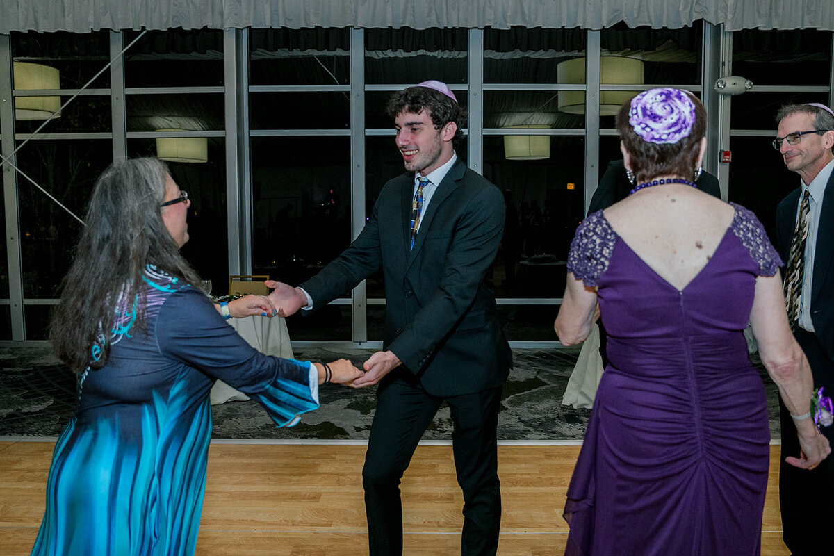 Eliana-Melmed-Photography-Chicago-LosAngeles-Jewish-WeddingPhotography-SimchaDancing-00254
